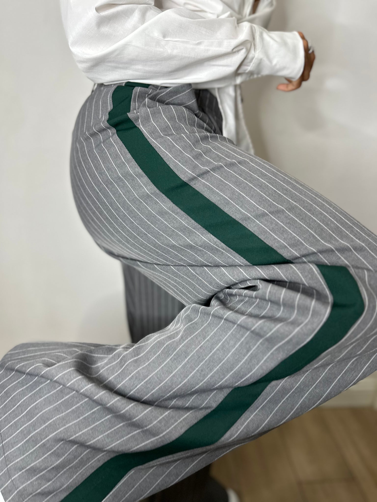 PANTALONE EFFETTO ELASTICO BIANCO IN GRIGIO