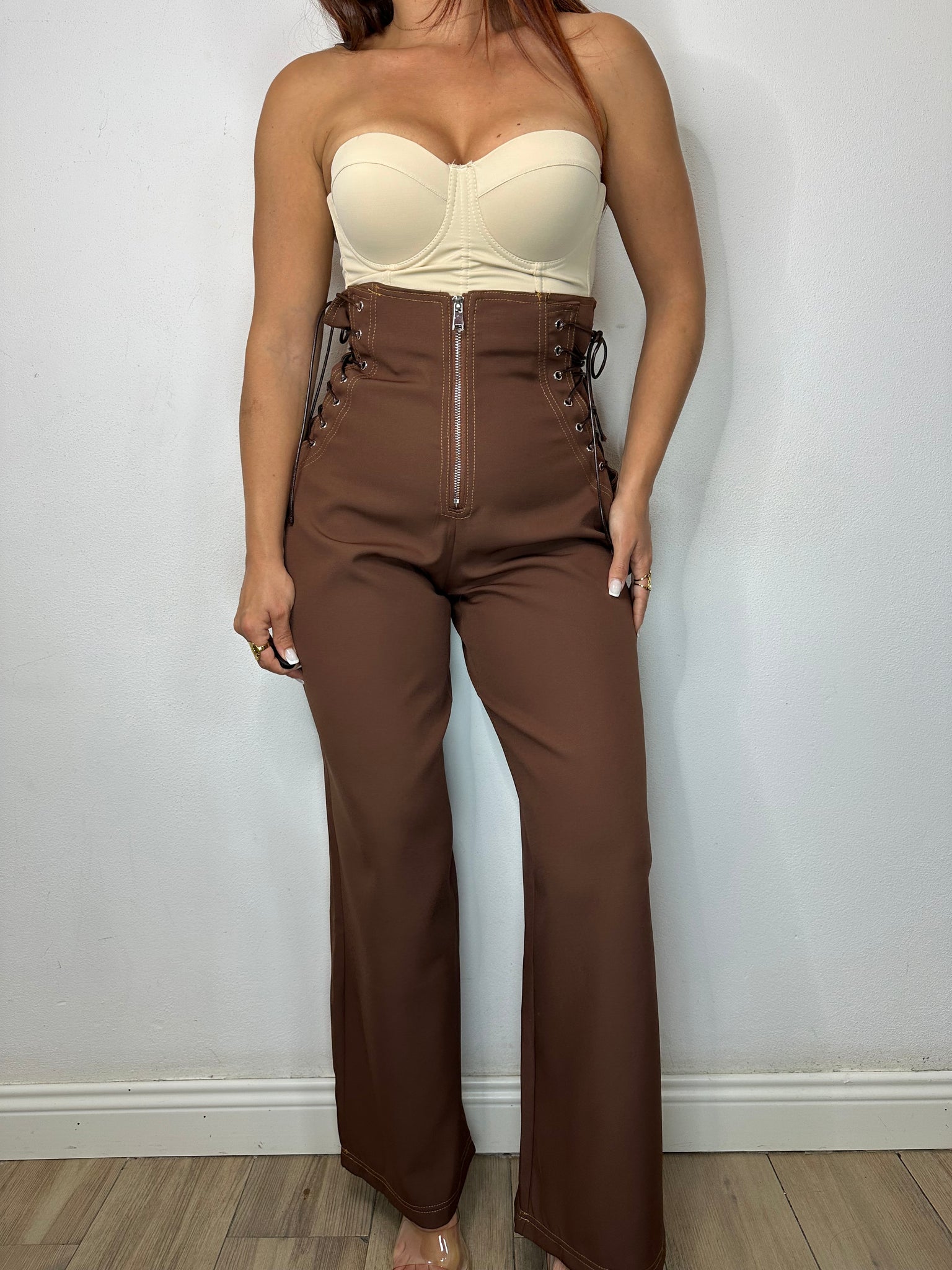 PANTALONE CON STRINGHE