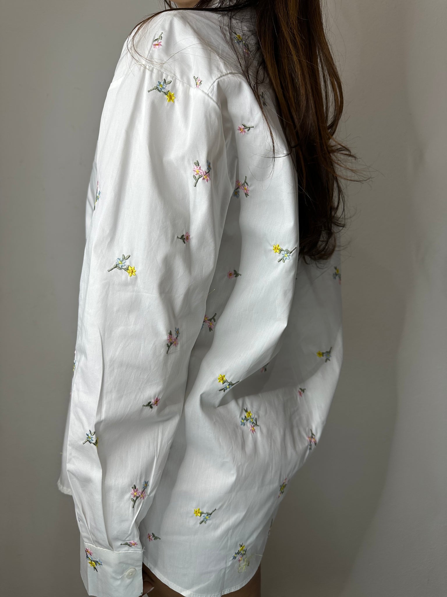 CAMICIA CON FIORI RICAMATI