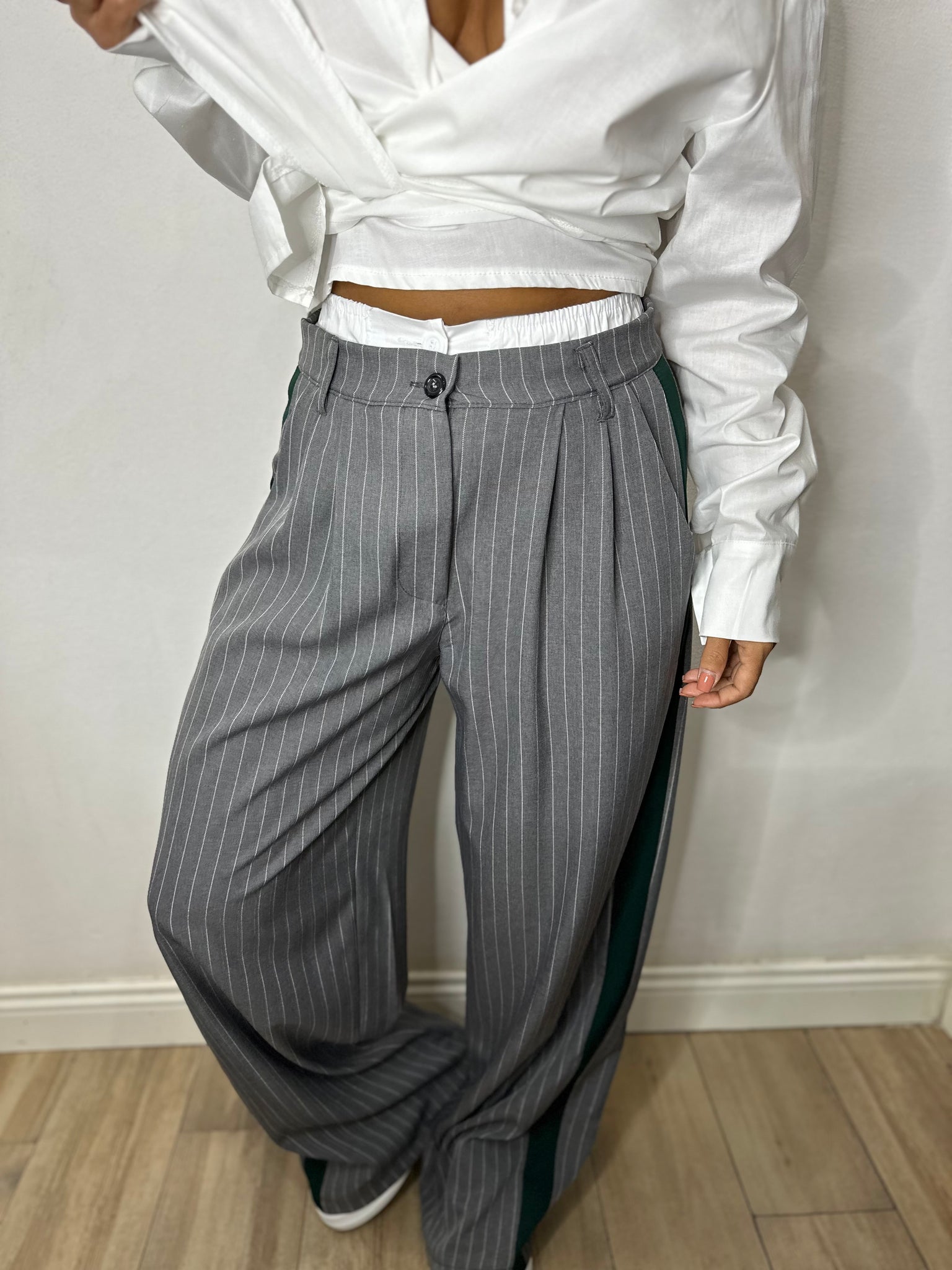 PANTALONE EFFETTO ELASTICO BIANCO IN GRIGIO