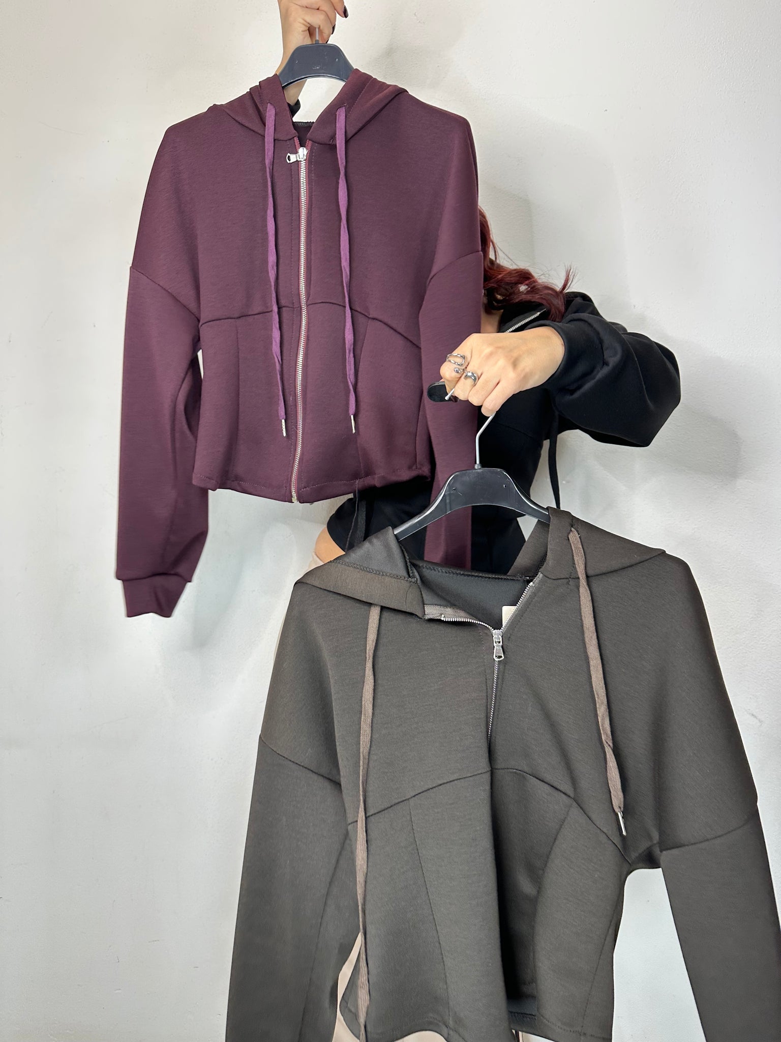 FELPA CROP CON CAPPUCCIO