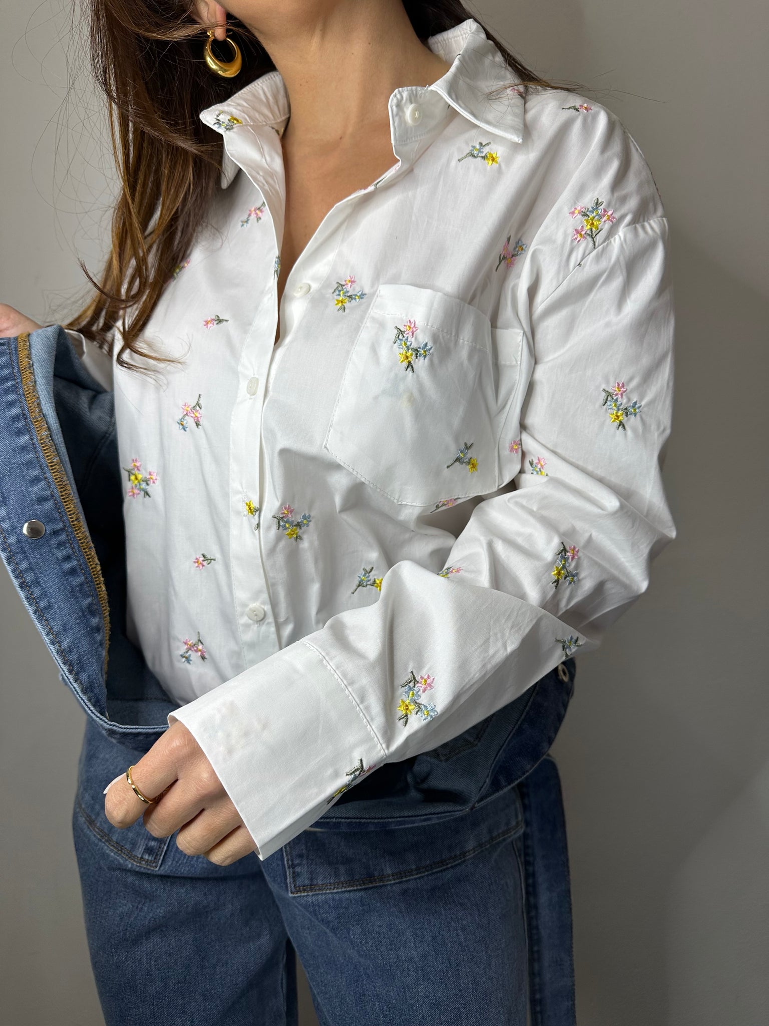 CAMICIA CON FIORI RICAMATI