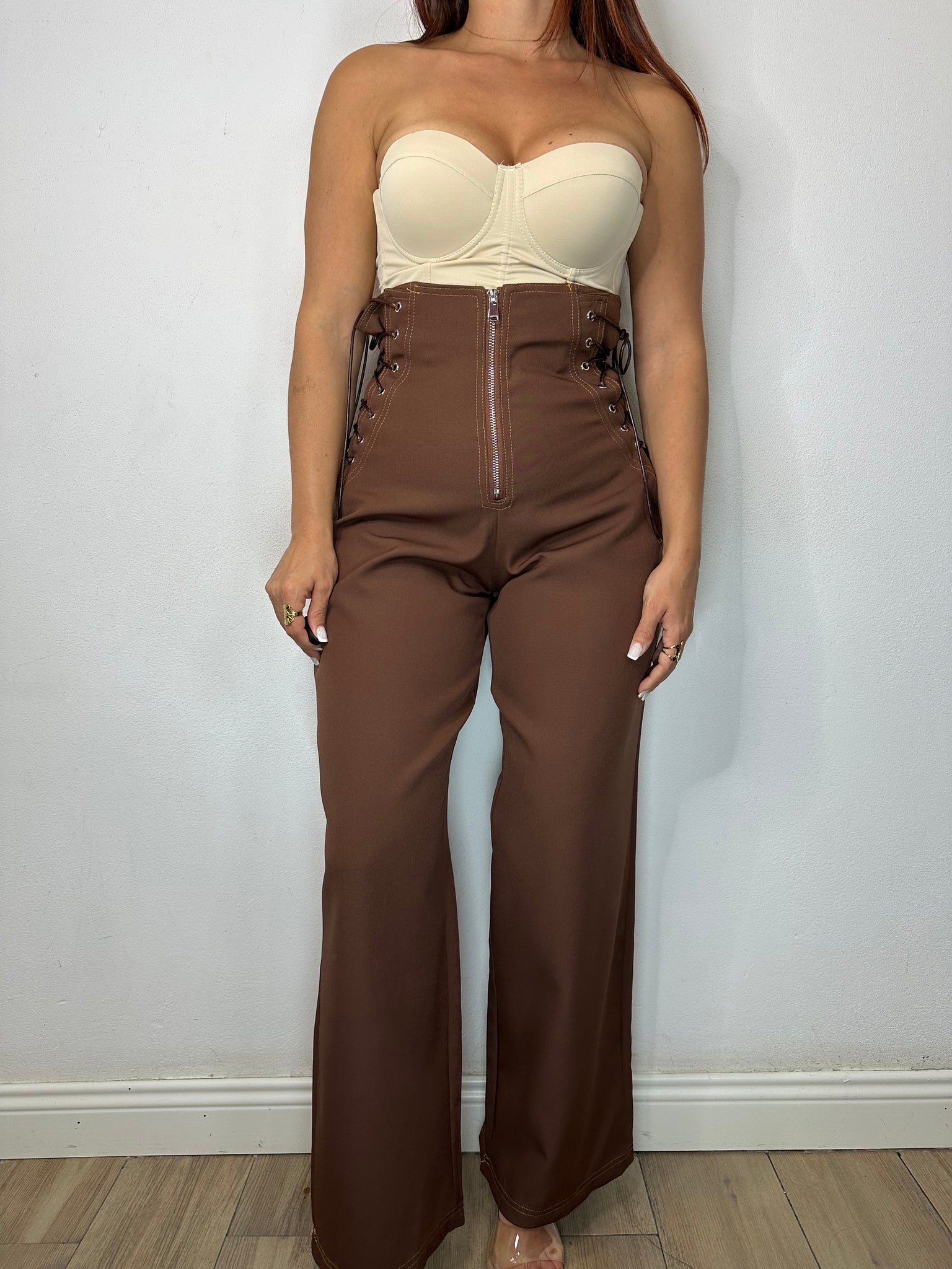 PANTALONE CON STRINGHE